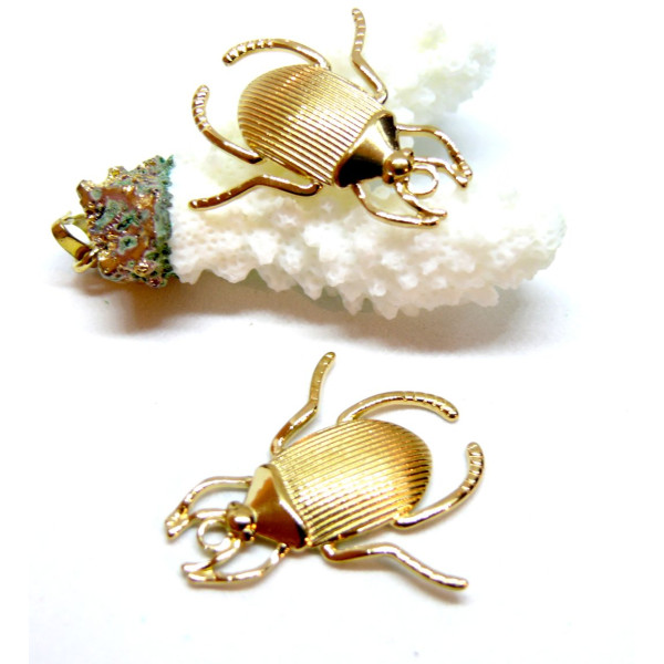 Pendentif amulette Scarabée 30.5mm – Acier inox 304 doré à l’or fin 18K – Placage IONIQUE