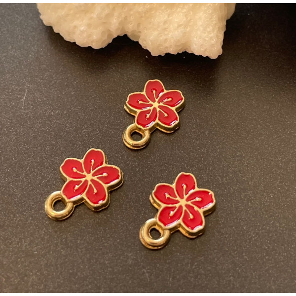 Breloques Fleurs de Sakura 9 mm – Résine Style Émaillé Rouge – Base Dorée