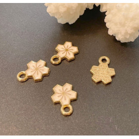 H11S02201G – Lot de 10 ou 20 Breloques Fleurs de Sakura 9 mm – Résine Style Émaillé Rose Pale – Base Dorée
