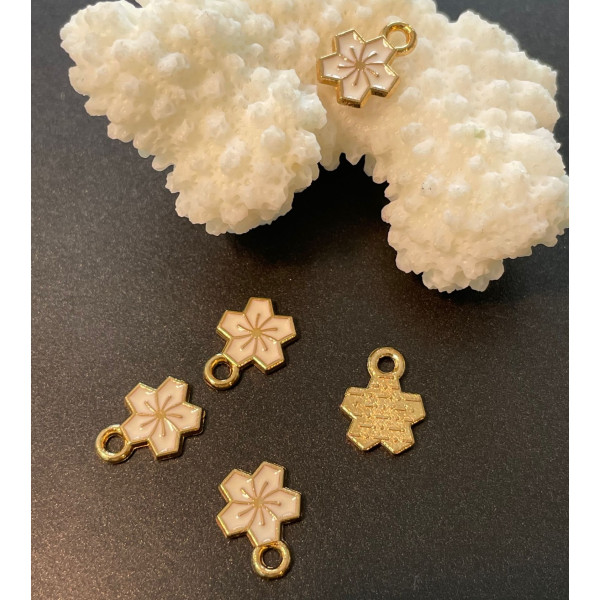 H11S02201G – Lot de 10 ou 20 Breloques Fleurs de Sakura 9 mm – Résine Style Émaillé Rose Pale – Base Dorée