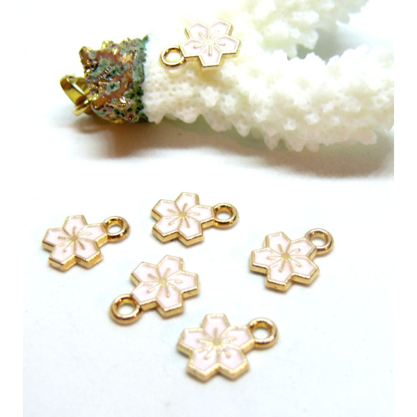 Breloques Fleurs de Sakura 9 mm – Résine Style Émaillé Rose Pale – Base Dorée