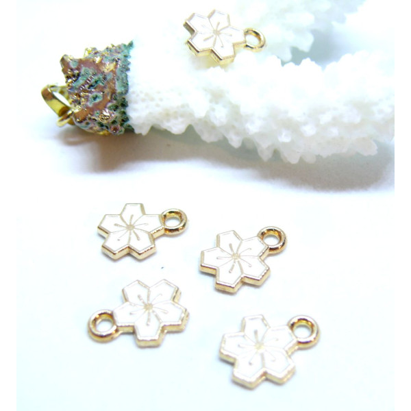 H11S02201F – Lot de 10 ou 20 Breloques Fleurs de Sakura 9 mm – Résine Style Émaillé Blanc – Base Dorée