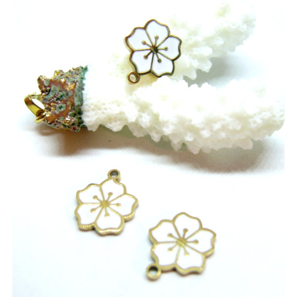 Pendentif Fleur de Sakura Blanche 12 mm – Résine émaillée – Acier Inoxydable 304 Doré – Placage IONIQUE