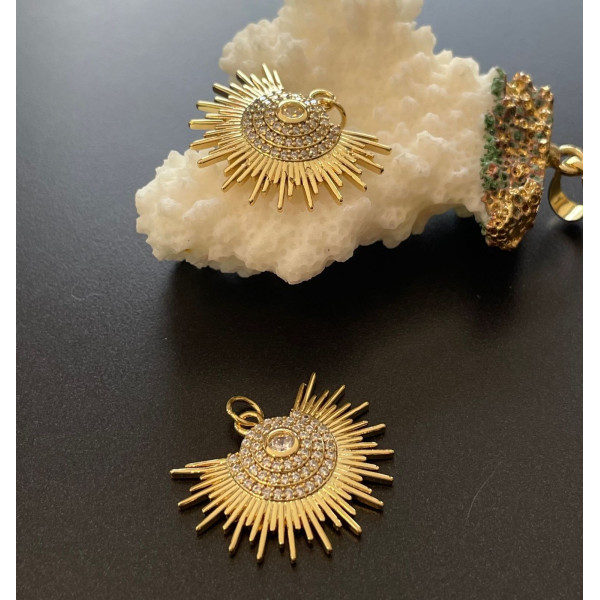 Pendentif – Soleil éventail avec zircon 25 mm – Laiton, doré à l’or fin 18K