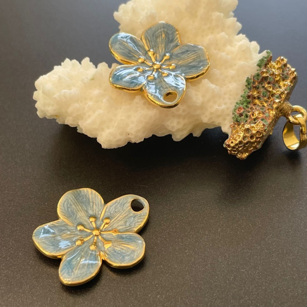 Pendentif Fleurs des iles 23x25mm – Résine Émaillée Bleu Acier Inoxydable 304