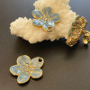 Pendentif Fleurs des iles 23x25mm – Résine Émaillée Bleu Acier Inoxydable 304