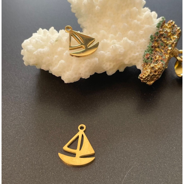 Pendentifs – Petit Bateau Voilier 15 mm – Acier inoxydable 304, doré