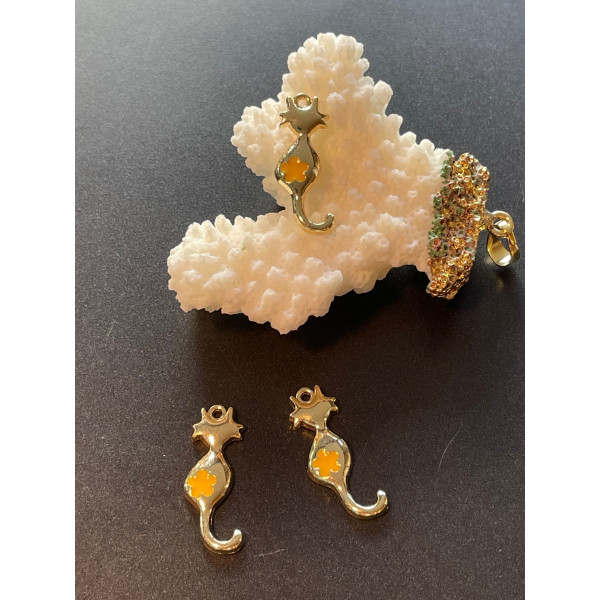 Pendentifs Chat 25 par 10mm métal doré emaillé Jaune