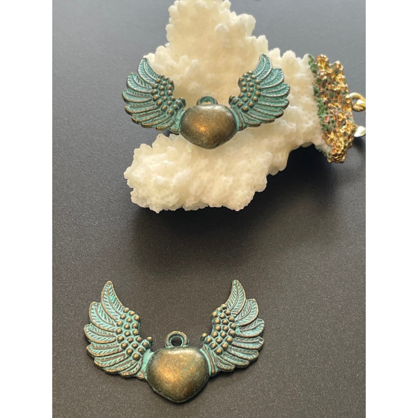 Pendentifs COEUR avec AILE PATINE ANCIENNE metal couleur Bronze