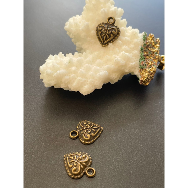 Pendentifs, breloque petits coeurs travaillés, métal couleur Bronze