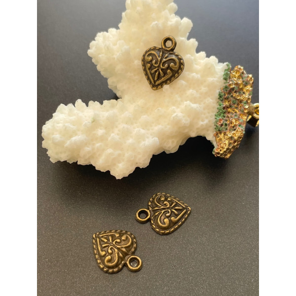 Pendentifs, breloque petits coeurs travaillés, métal couleur Bronze