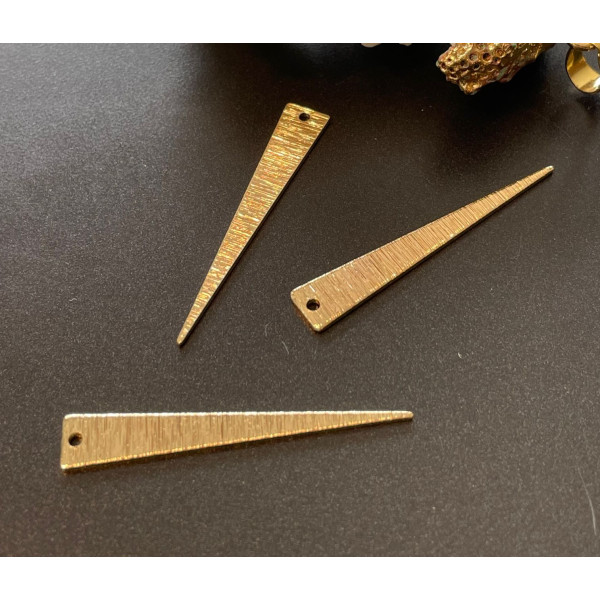 Pendentifs Triangle Strié 36.5 mm – Laiton Doré à l'or fin 18K– Style Graphique