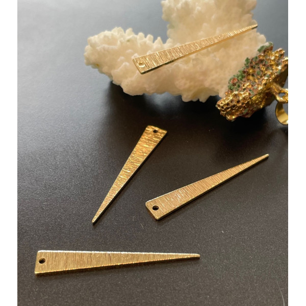 Pendentifs Triangle Strié 36.5 mm – Laiton Doré à l'or fin 18K– Style Graphique