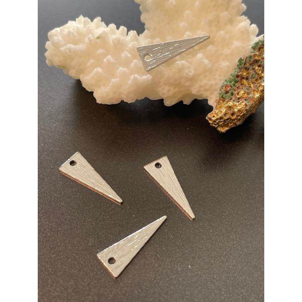 Pendentifs Triangle Strié 17 mm – Laiton Argenté – Style Graphique