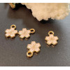 Breloques Fleurs de Sakura 9 mm – Résine Style Émaillé Blanc – Base Dorée