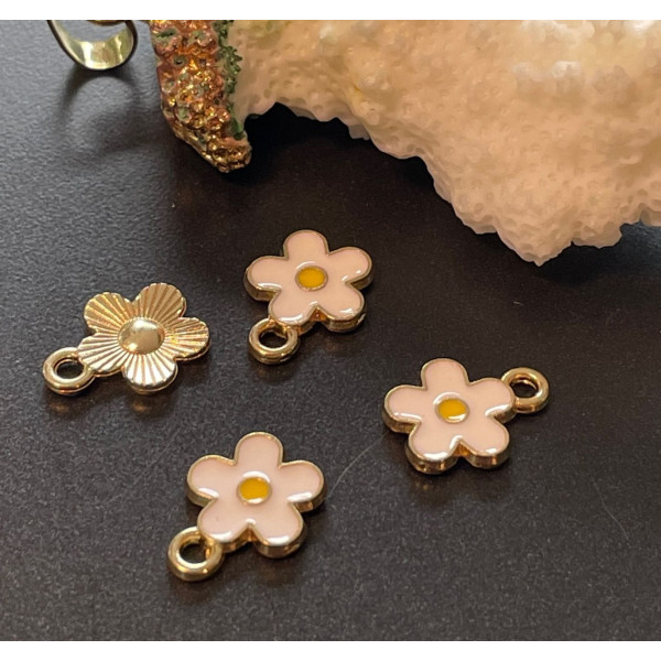 Breloques Fleurs 10 mm – Résine Style Émaillé Blanc – Base Dorée