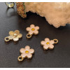 Breloques Fleurs 10 mm – Résine Style Émaillé Blanc – Base Dorée