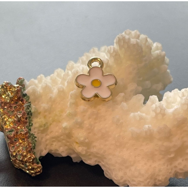 Breloques Fleurs 10 mm – Résine Style Émaillé Blanc – Base Dorée