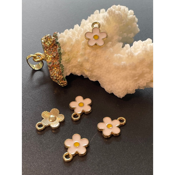 Breloques Fleurs 10 mm – Résine Style Émaillé Blanc – Base Dorée
