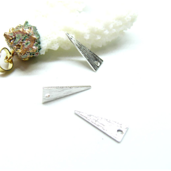 Pendentifs Triangle Strié 17 mm – Laiton Argenté – Style Graphique