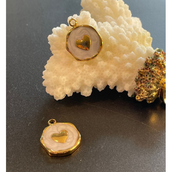 Pendentif Médaille Coeur 12.5mm, résine émaillée Blanc irisé – Acier inox 304 doré à l’or fin 18K – Placage IONIQUE