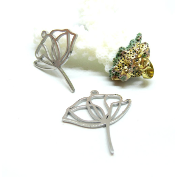 Pendentifs Fleur sur Tige 27 mm – Acier inoxydable 304 – Finition argentée
