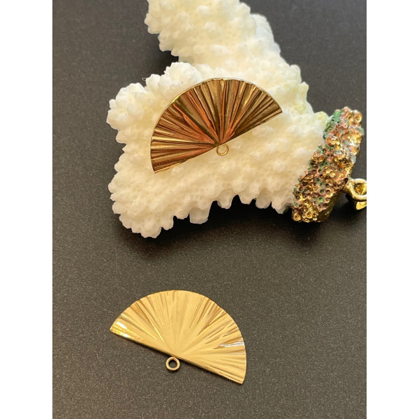 Pendentif Éventail Texturé 25mm – Acier Inoxydable Doré à l'or fin 24K, placage IONIQUE