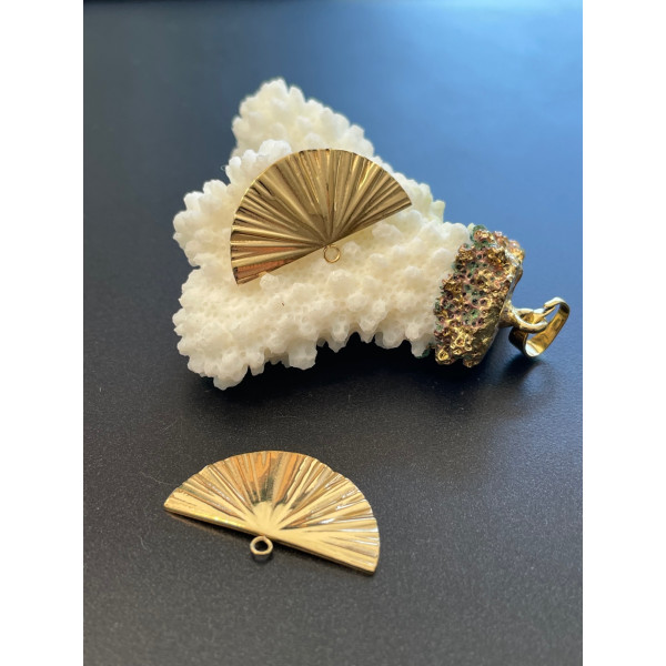 Pendentif Éventail Texturé 25mm – Acier Inoxydable Doré à l'or fin 24K, placage IONIQUE