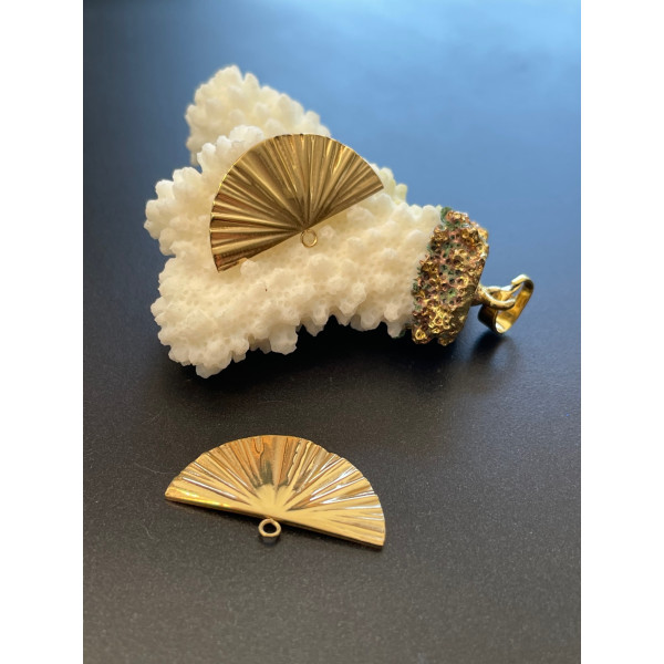 Pendentif Éventail Texturé 25mm – Acier Inoxydable Doré à l'or fin 24K, placage IONIQUE