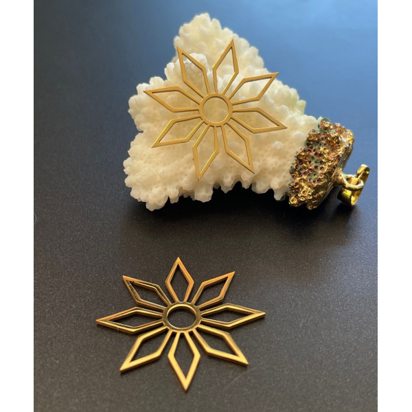 Pendentif Fleur Géométrique 29 mm – Acier Inoxydable 304 Doré