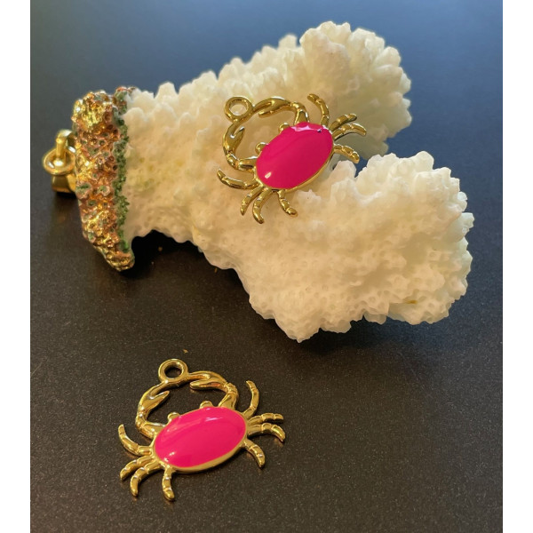 Pendentif Crabe 20 mm avec résine émaillée rose flashy – Acier Inoxydable 304 Doré à l’or fin 14K, PVD