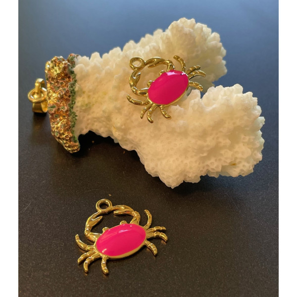 Pendentif Crabe 20 mm avec résine émaillée rose flashy – Acier Inoxydable 304 Doré à l’or fin 14K, PVD