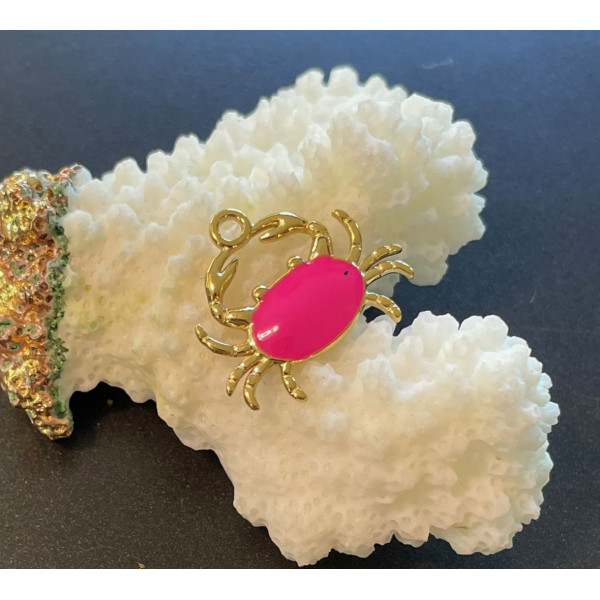 Pendentif Crabe 20 mm avec résine émaillée rose flashy – Acier Inoxydable 304 Doré à l’or fin 14K, PVD