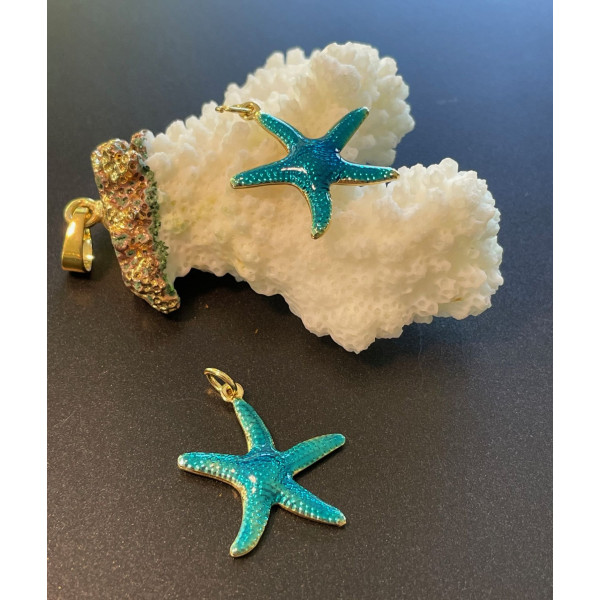 Pendentif Étoile de mer en résine émaillée bleu avec anneau – Laiton Doré à l’or fin 18K