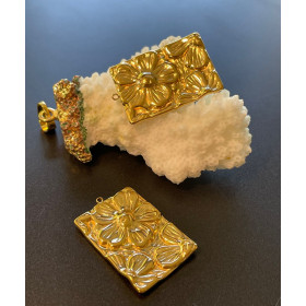 Pendentif Rectangle texturé avec Fleurs 18 mm – Acier Inoxydable 304 Doré à l’or fin 18K, PVD