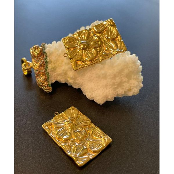 Pendentif Rectangle texturé avec Fleurs 18 mm – Acier Inoxydable 304 Doré à l’or fin 18K, PVD