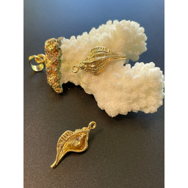 Pendentif Coquillage 23 mm – Laiton Doré à l’or fin 18K