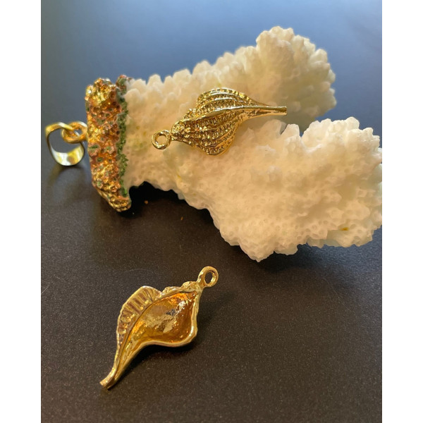Pendentif Coquillage 23 mm – Laiton Doré à l’or fin 18K