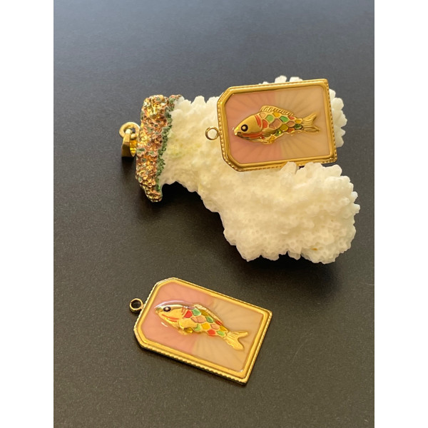 Pendentif Rectangle avec poisson 28 mm en résine émaillé – Acier Inox 304 Doré à l’or fin 18K, PVD