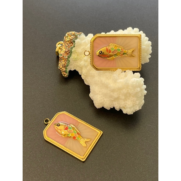 Pendentif Rectangle avec poisson 28 mm en résine émaillé – Acier Inox 304 Doré à l’or fin 18K, PVD