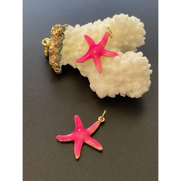 Pendentif Étoile de mer 26mm en résine émaillée Rose avec anneau – Laiton Doré à l’or fin 18K