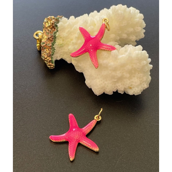 Pendentif Étoile de mer 26mm en résine émaillée Rose avec anneau – Laiton Doré à l’or fin 18K