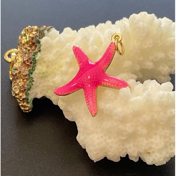 Pendentif Étoile de mer 26mm en résine émaillée Rose avec anneau – Laiton Doré à l’or fin 18K