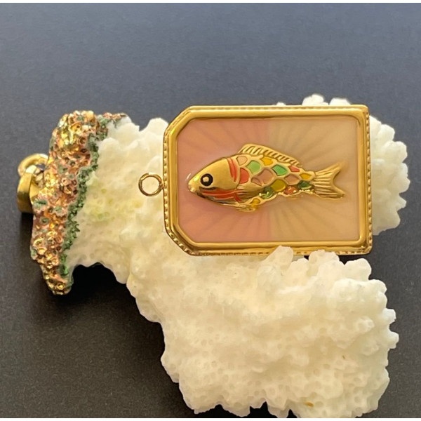 Pendentif Rectangle avec poisson 28 mm en résine émaillé – Acier Inox 304 Doré à l’or fin 18K, PVD