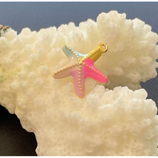 Pendentif Étoile de mer 14mm en résine émaillée Multicolore– Laiton Doré à l’or fin 18K