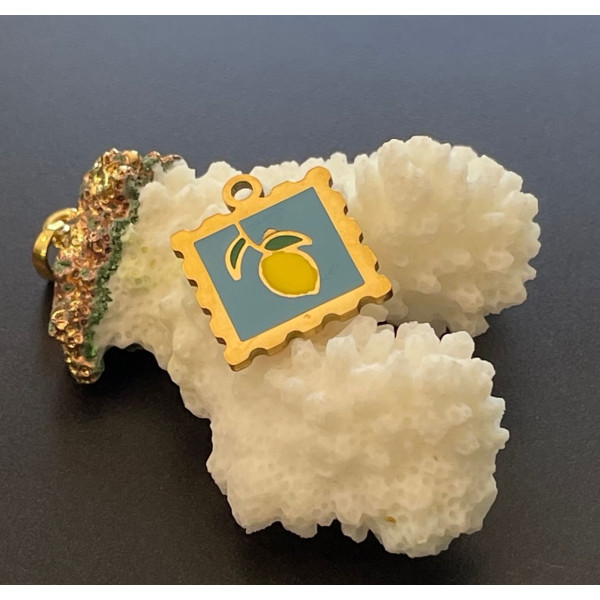 Pendentif Médaillon Carré Citron 16,5 mm avec résine émaillée – Acier Inoxydable 304 Doré à l’or fin 14K, PVD