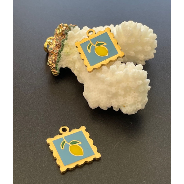 Pendentif Médaillon Carré Citron 16,5 mm avec résine émaillée – Acier Inoxydable 304 Doré à l’or fin 14K, PVD
