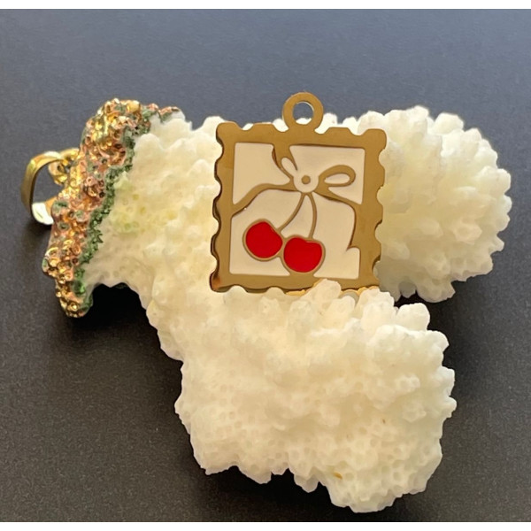 Pendentif Médaillon Carré Cerise 16,5 mm avec résine émaillée – Acier Inoxydable 304 Doré à l’or fin 14K, PVD