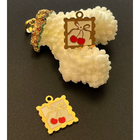 Pendentif Médaillon Carré Cerise 16,5 mm avec résine émaillée – Acier Inoxydable 304 Doré à l’or fin 14K, PVD