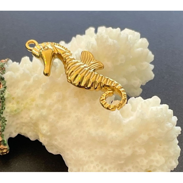 Pendentif Hippocampe 3D 30 mm – Acier Inoxydable 304 Doré à l’or fin 18K, PVD